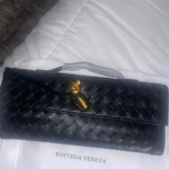 😍 Black Bottega Veneta Black Andiamo Clutch - Picture 1 of 6